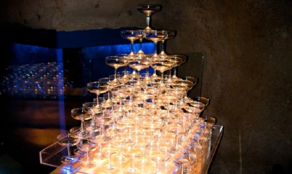 ホストクラブならではのお酒、シャンパンタワー